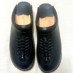 Troentorp bkack leather clogs